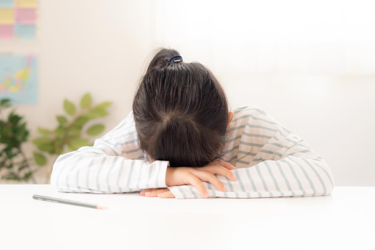 テーブルで勉強する子供のイメージ