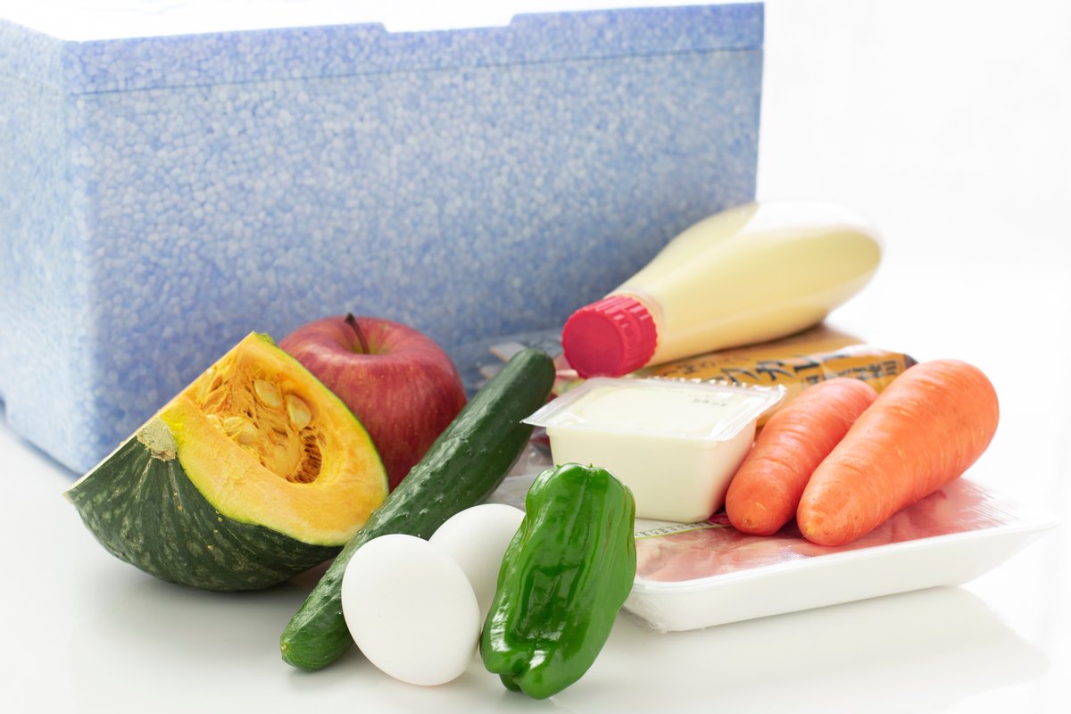 届いた食材の入った箱を開けるイメージ