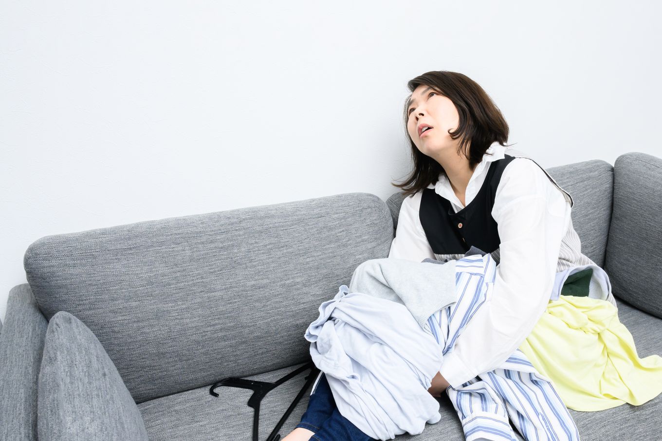 キッチンで家事をしている母親の後ろ姿